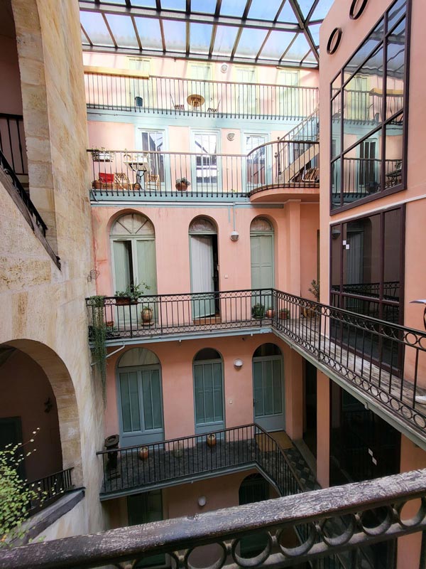 Vue de la cour intérieure et des balcons à réhabiliter, Bordeaux