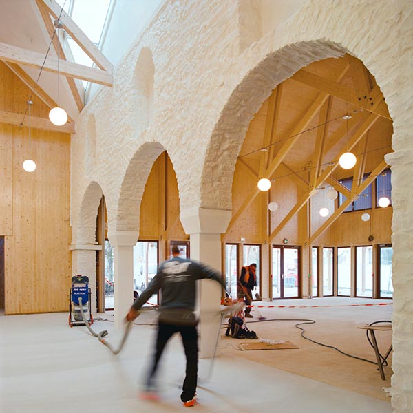 Église intérieur arches