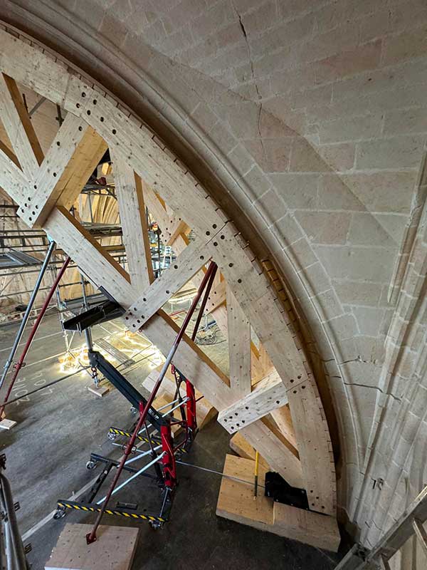 Soutien bois de nef cathédrale